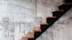 Moderne Holztreppe aus Polen mit Metallgeländer – Maßgefertigte Lösung für deutsches Einfamilienhaus